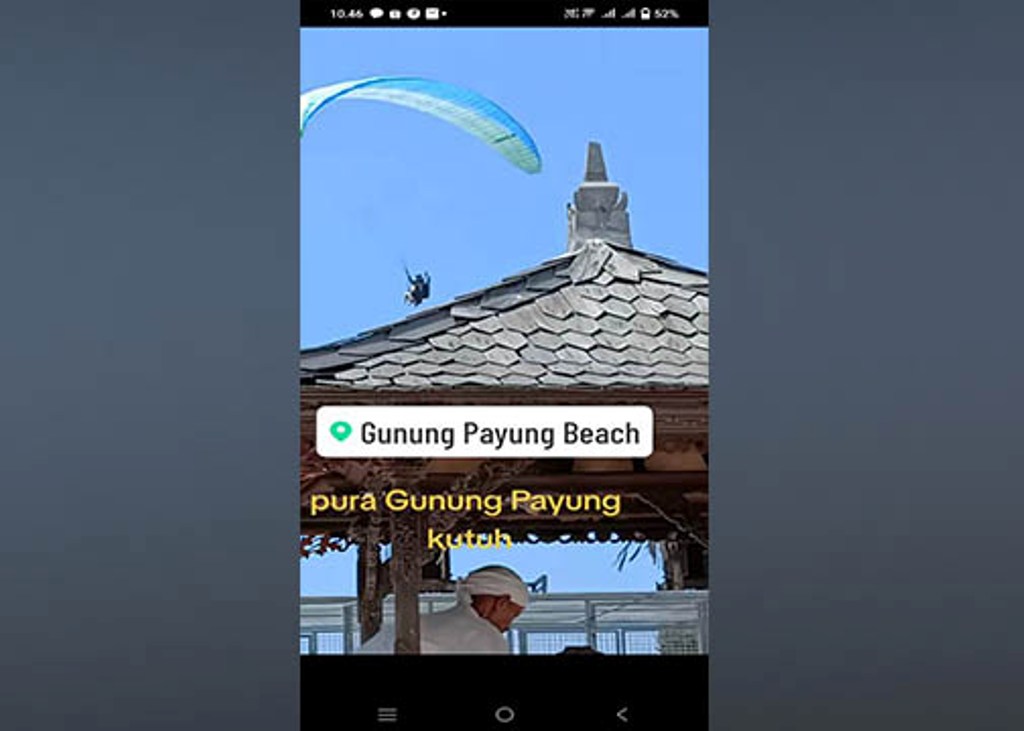 PARAGLIDING: Tangkapan layar video wisatawan main Paragliding di Atas Pura Gunung Payung saat umat Hindu sedang sembahyang.