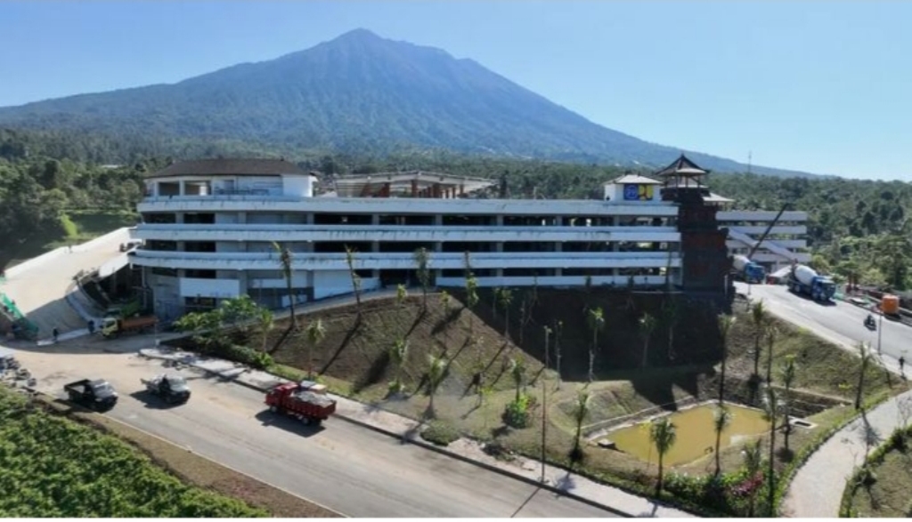 PARKIR: Parkir mobil di Besakih, Rendang, Karangasem akan memakai sistem baru mulai tanggal 11 September 2023.