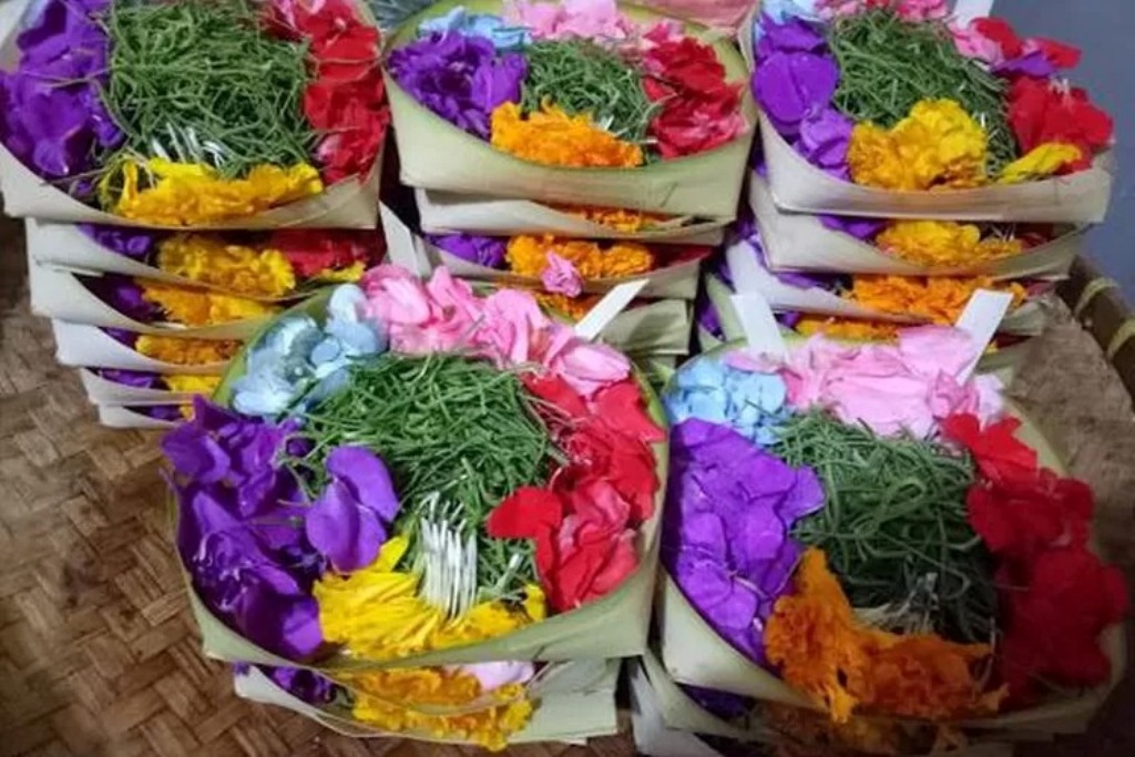 CANANG :  Canang merpakan salah satu sarana upacara umat Hindu di Bali. Canang syarat akan makna.