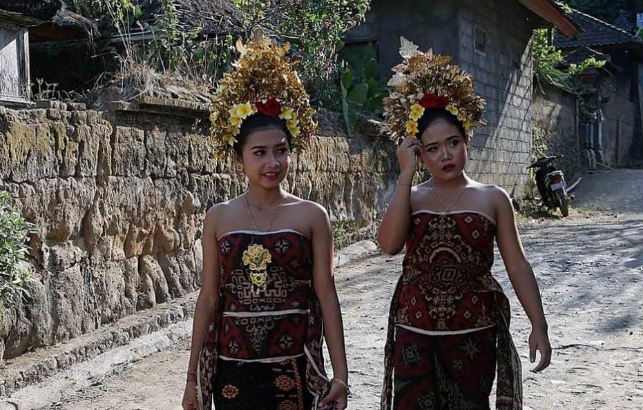 Daha Tenganan Pegringsingan menggunakan kain tenun gringsing wayang kebo.