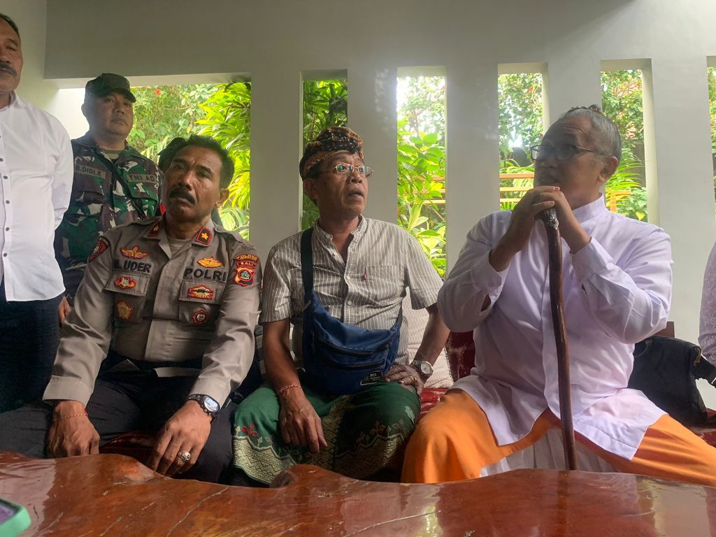 SISI MISTIS: Ida Pandita Mpu Jaya Acharya Nanda ungkap sisi mistis di balik jatuhnya tram lift Ayuterra Resort, Ubud, Senin (4/9).