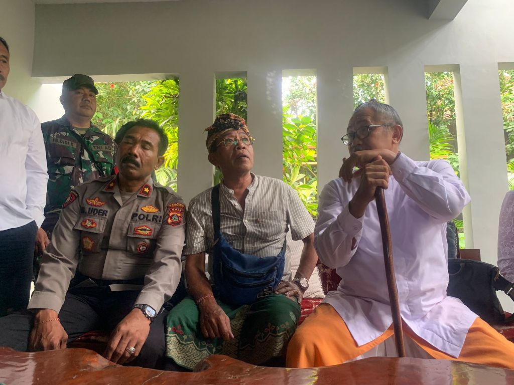 Toloh umat Hindu di Bali, Ida Pandita Mpu Jaya Acharya Nanda (kanan)