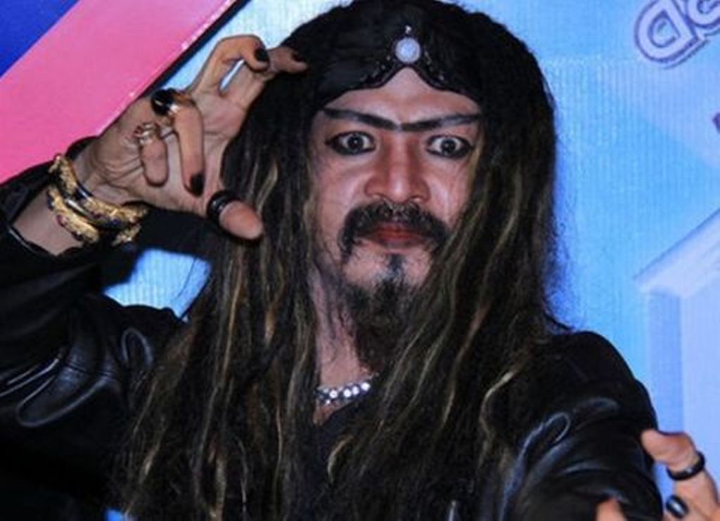 LIMBAD: Pesulap Limbad dirawat di rumah sakit usai alami luka bakar  saat atraksi sembur api di Alun-alun Reksogati, Caruban, Kabupaten Madiun, Sabtu (2/9) malam.