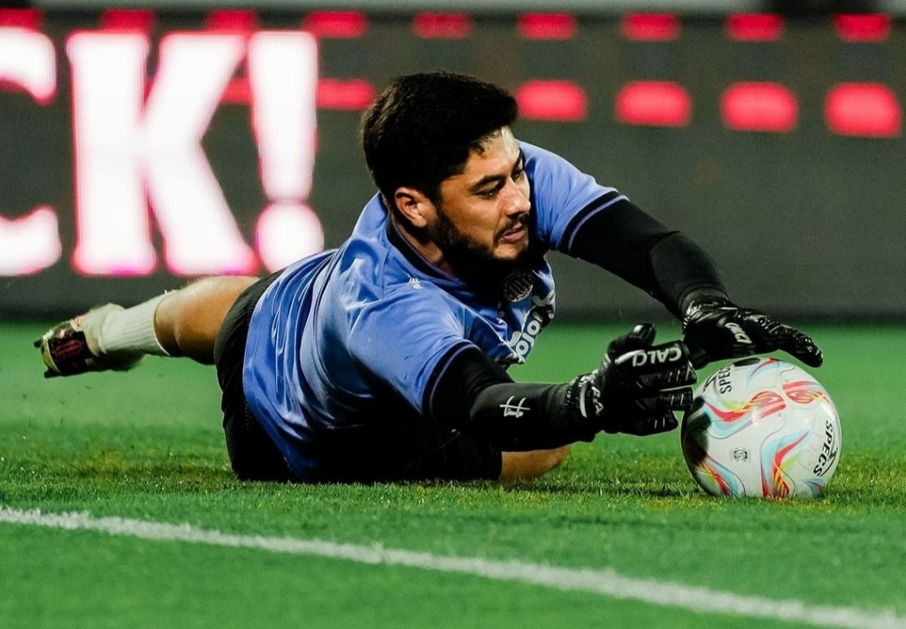 DISOROT: Kiper Adilson Maringa terus disorot oleh fans karena penampilannya di bawah standar, padahal statusnya adalah pemain asing.