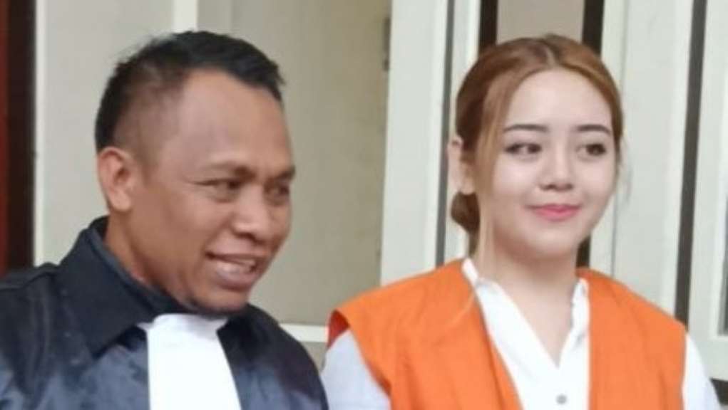 Selebgram Natasha didampingi kuasa hukumnya Yanuar Nahak usai jalani sidang pembacaan vonis di PN Denpasar, Selasa (5/9).