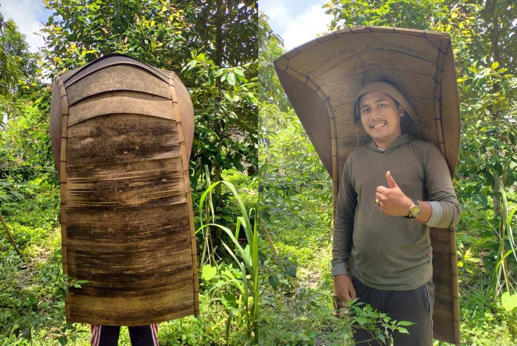 PAYUNG: I Made Danu Tirta saat memakai Payung Cukup.
