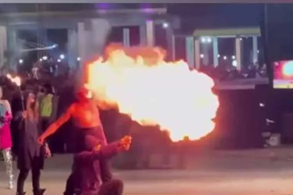 SEMBUR API: Viral video Limbad gagal atraksi sembur api di Alun-alun Reksogati, Caruban, Kabupaten Madiun, Sabtu (2/9) malam.