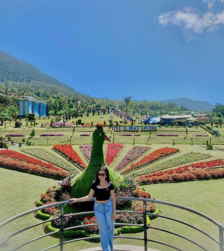 NEGERI DONGENG: Bali memiliki sejumlah taman bunga yang instagramable. Taman ini cocok untuk spot foto karena mirip dengan yang ada di negeri dongeng.