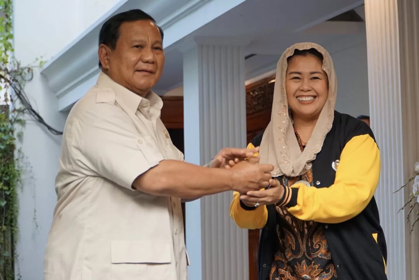KEDATANGAN TAMU: Yenny Wahid bertamu ke rumah Prabowo Subianto di Jalan Kertanegara, Kebayoran Baru, Jakarta Selatan, Rabu (6/9).