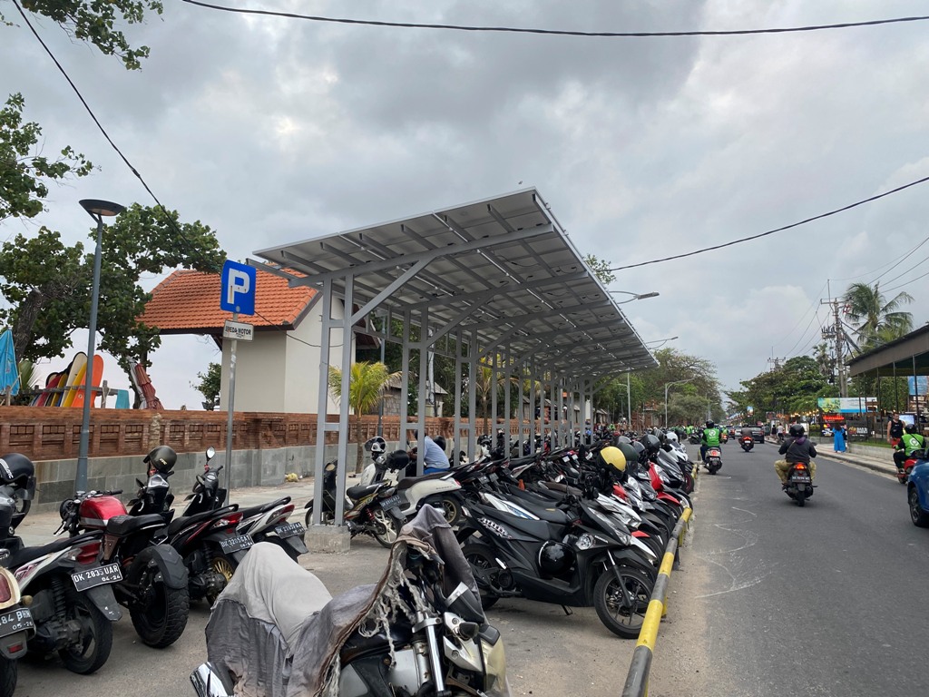 SPKLU: Salah satu kanopi dengan atap panel surya penunjang SPKLU di Jalan Pantai Kuta, Kelurahan Kuta, Rabu (6/9).
