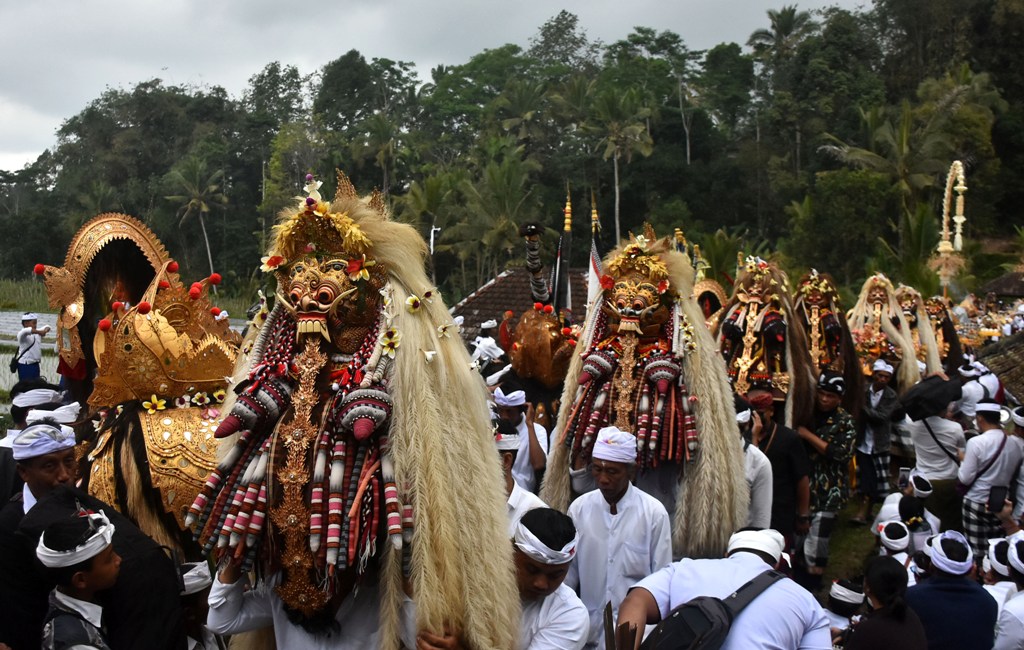 Puluhan tapakan dari berbagai tempat di Bali datang saat piodalan di Pura Pucak Padang Dawa di Desa Bangli, Kecamatan Baturiti Kabupaten Tabanan, Bali.