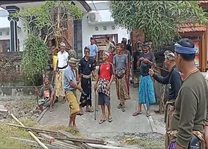 PASANG PAGAR : Puluhan warga mendatangi Kantor Desa Negari dan memasang pagar bambu dan kayu.