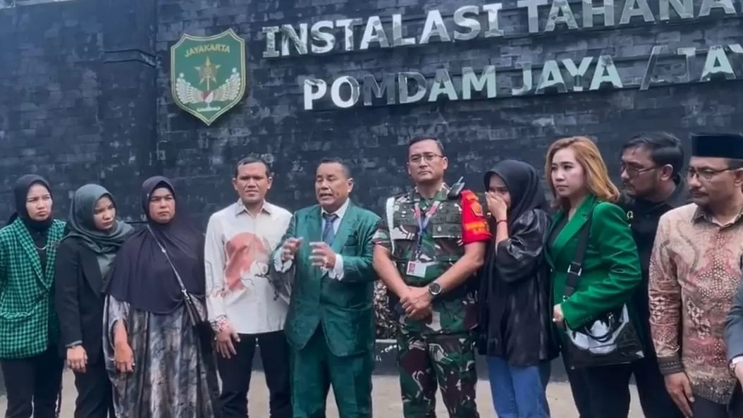 Hotman Paris mendampingi ibunda Imam Masykur dan keluarganya mendatangi ruang tahanan Praka Riswandi Manik dkk.