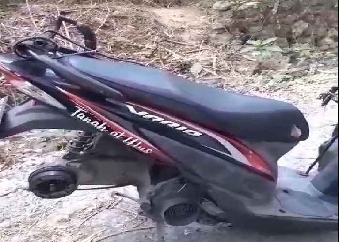 HILANG: Sebuah sepeda motor kehilangan roda merupakan milik warga di Desa Pecatu, Kuta Selatan.