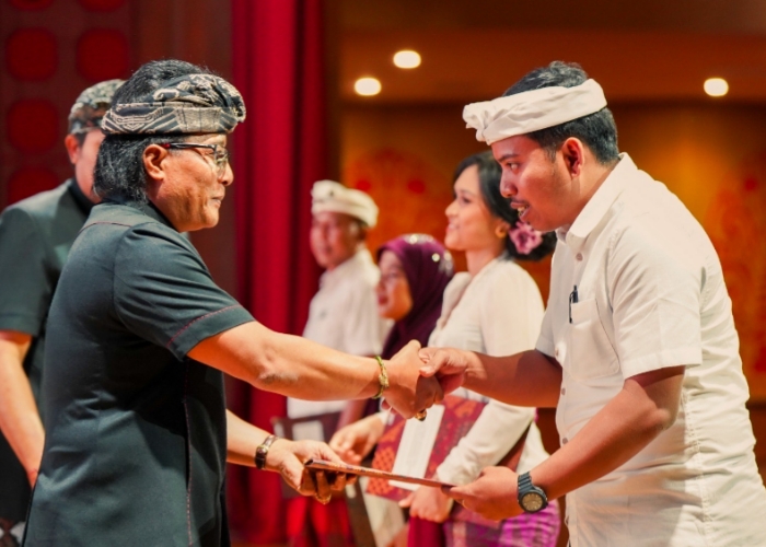 PENYERAHAN: Bupati Giri Prasta menyerahkan SK Pengangkatan PPPK Jabatan Fungsional Guru Kabupaten Badung tahun 2022, di Balai Budaya Giri Nata Mandala, Puspem Badung, Kamis (7/9).