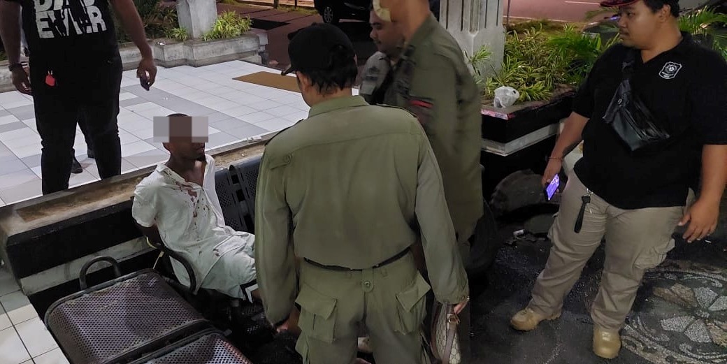 DIAMANKAN: Bule Amerika dengan kepala terluka diamankan Polres Bandara di di dropzone terminal keberangkatan Bandara Ngurah Rai, Kuta, Badung, Bali