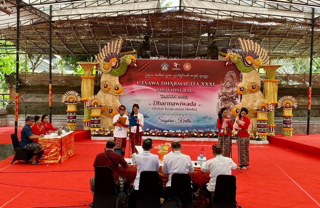 DEBAT : Lomba debat keagamaan di Kalangan Ayodya yang diikuti empat kabupaten dan kota berlangsung seru. Peserta berimbang