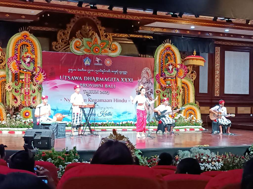 LOMBA : Lomba nyanyian keagamaan Hindu serangkaian UDG berlangsung di Gedung Ksirarnawa, Taman Budaya Denpasar.