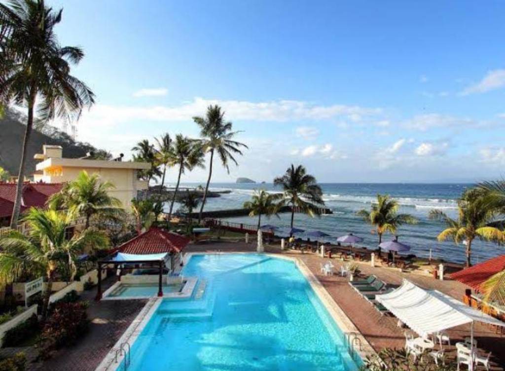 Bali Palms Resort berlokasi di Jalan Dusun Nyuh Tebel, Manggis, Jl. Candidasa, Amlapura, Nyuh Tebel, Candidasa, Kabupaten Karangasem, Bali.