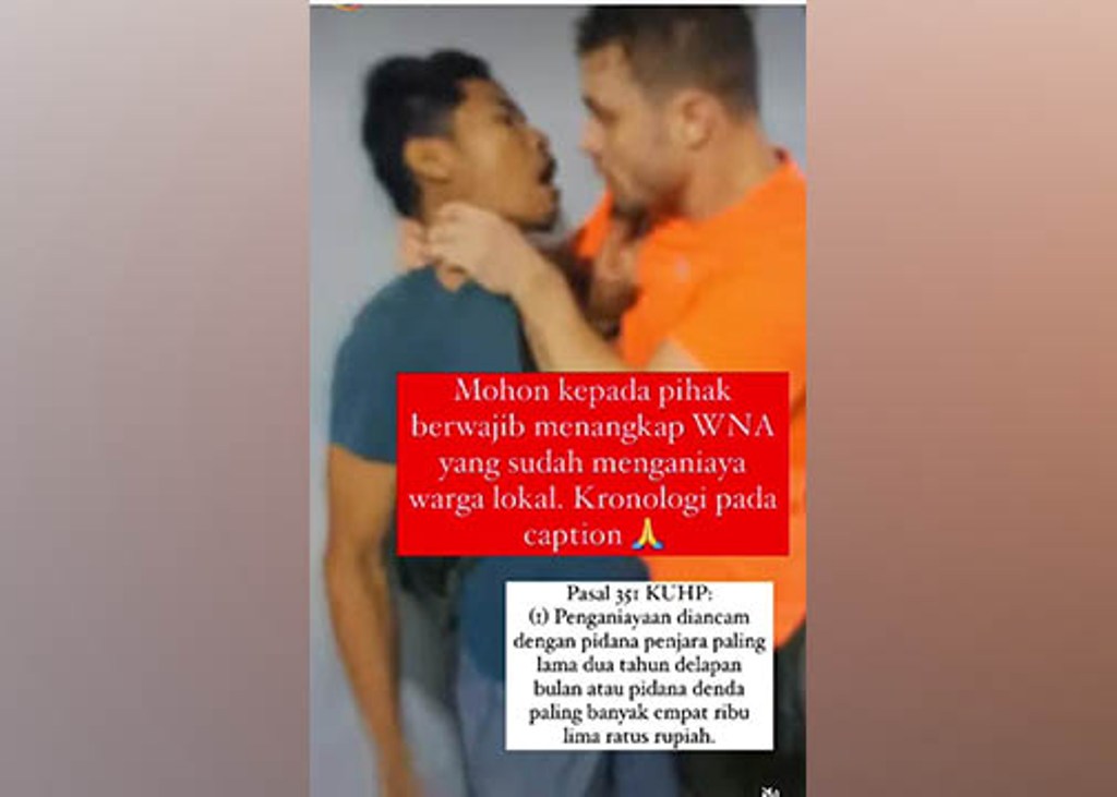 DICEKIK: Seorang bule terlihat mencekik warga lokal gara-gara tak terima ditegur parkir sembarangan.