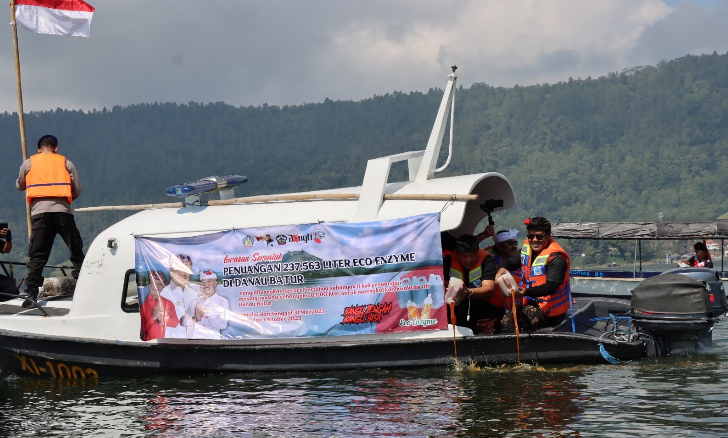 Bupati Bangli Sang Nyoman Sedana Arta menuangkan eco enzyme program gertak tahap pertama ke Danau Batur, Kintamani, Rabu 31 Mei 2023.