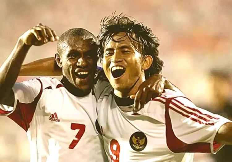 Mantan striker timnas Indonesia, Ilham Jaya Kesuma (kanan) bersama Boaz Salossa di gelaran Piala AFF 2004 (dulu bernama Piala Tiger).