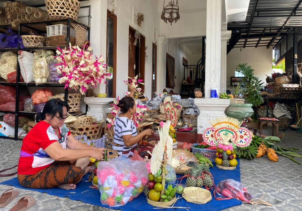 Kegiatan sarati saat membuat banten untuk upacara umat Hindu di Bali.