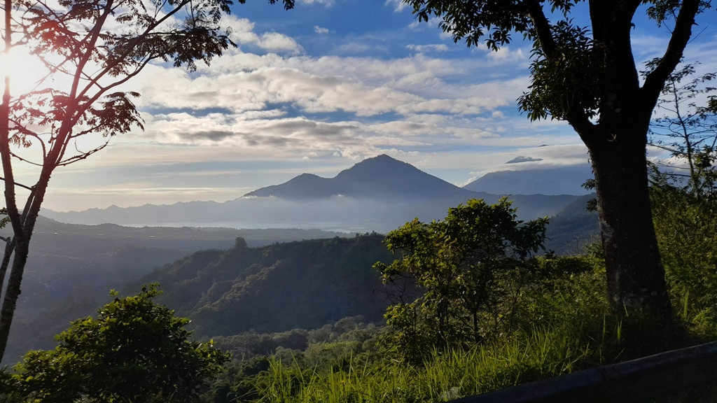GUNUNG: Pemandangan Gunung Batur pada pagi hari menjadi salah satu keindahan yang jarang diketahui wisatawan yang datang ke Bali.