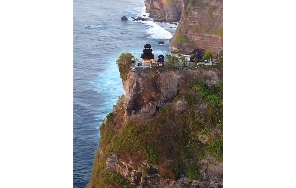 RETAK: Kondisi Tebing di Pura Luhur Uluwatu yang mengalami keretakan.