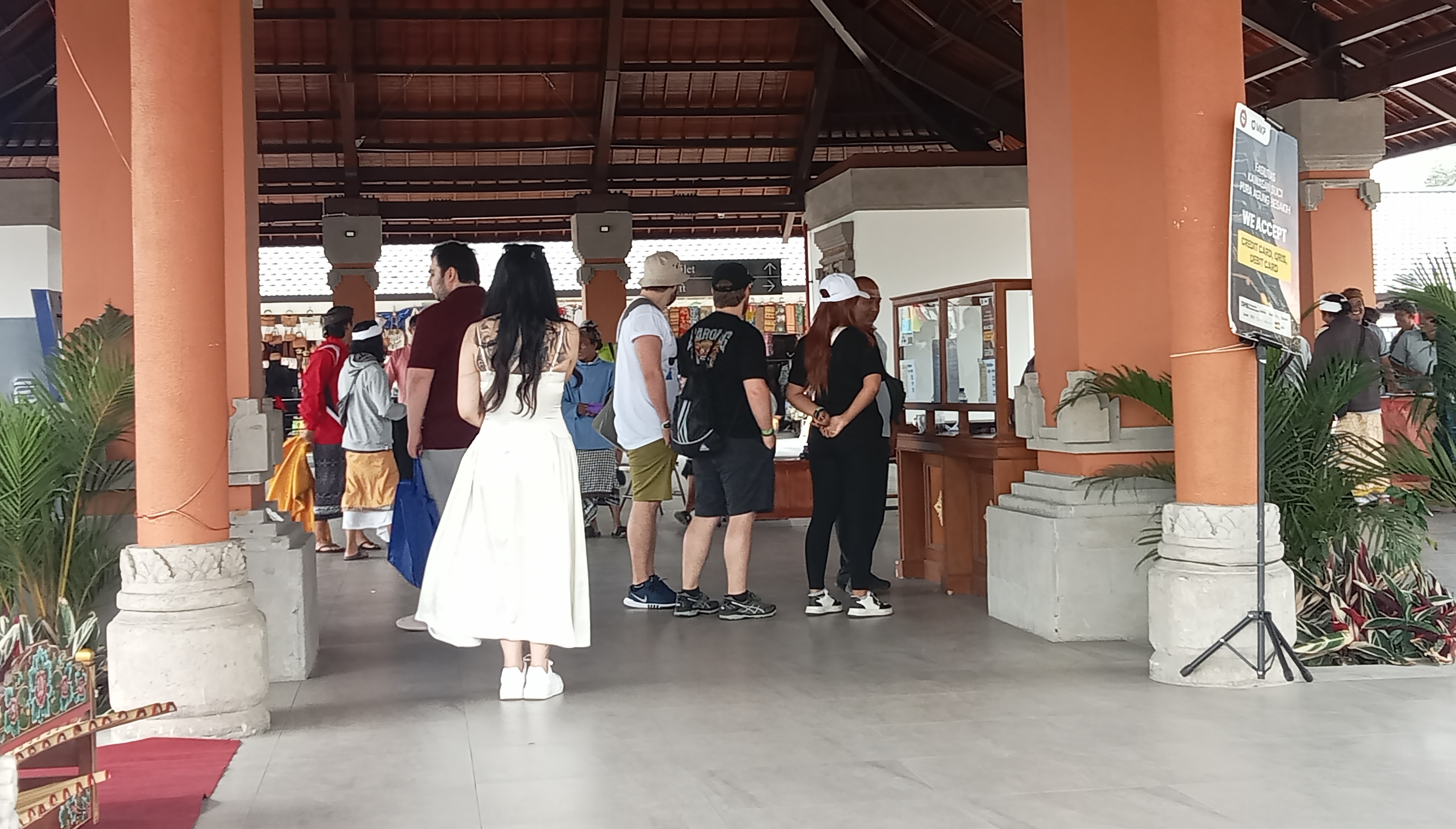 Kunjungan wisatawan ke kawasan suci Pura Agung Besakih, Rendang, Karangasem, Bali mencapai 100 ribu lebih dalam kurun waktu 8 bulan.