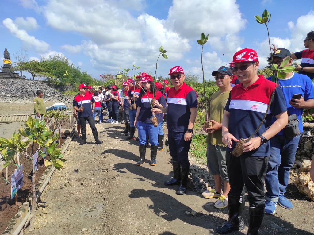 PUNCAK HUT: Penanaman bibit pohon mangrove yang berlokasi di Mangrove Arboretum Park, Jalan Raya Pelabuhan Benoa Pedungan, Denpasar Selatan, Kota Denpasar