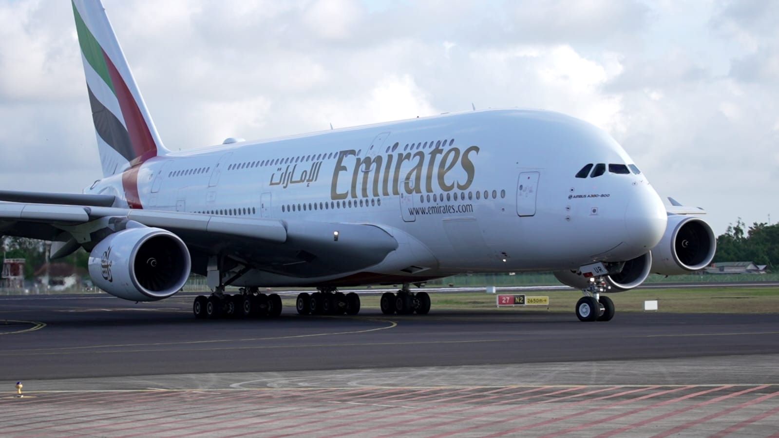 Pesawat jumbo tipe airbus A380 yang dioperasikan maskapai Emirates di Bandara Ngurah Rai, Bali.
