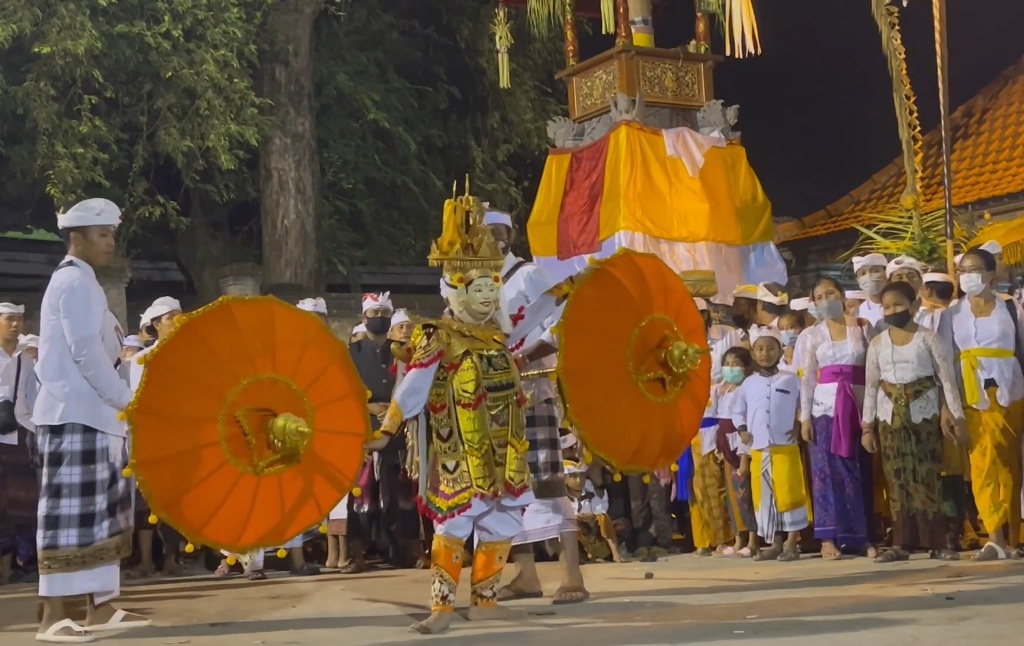 Tari Sandar yang dipentaskan oleh penari di Desa Adat Kedonganan, Kecamatan Kuta, Badung  Bali