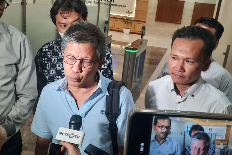 ROCKY GERUNG: Rocky Gerung dilabrak  seorang wanita setelah mengunjungi Bareskrim Polri terkait laporan penghinaan terhadap Presiden Jokowi.