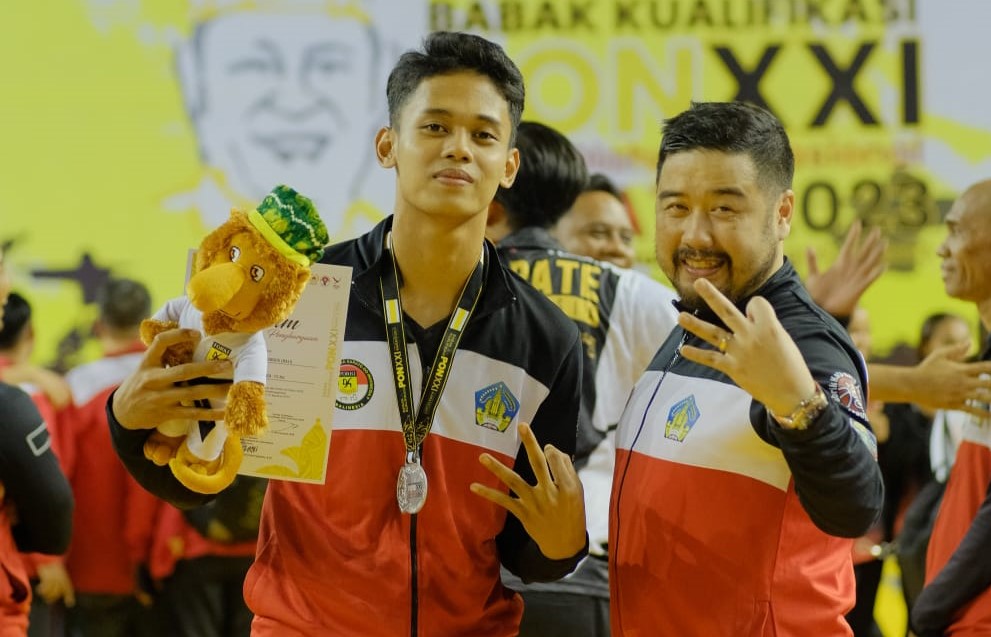 Karateka Bali, I Komang Astawa Setiabudi (kiri) bersama Ketua Umum Pengprov FORKI Bali, Armand Jogger.