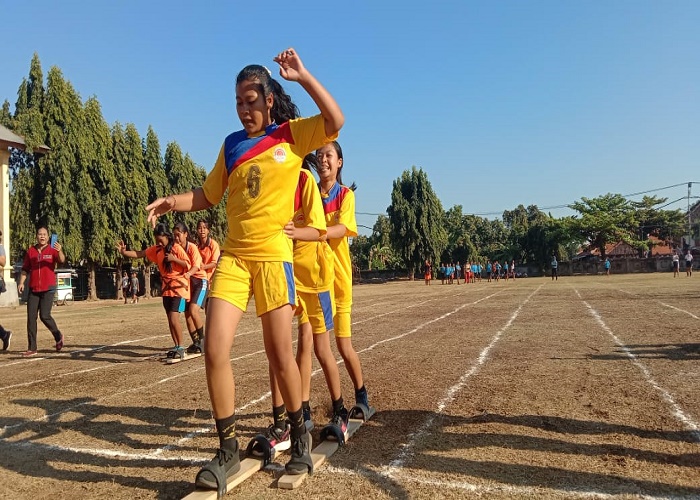 LOMBA : Siswi SMP di Buleleng sedang mengikuti lomba permainan tradisional.