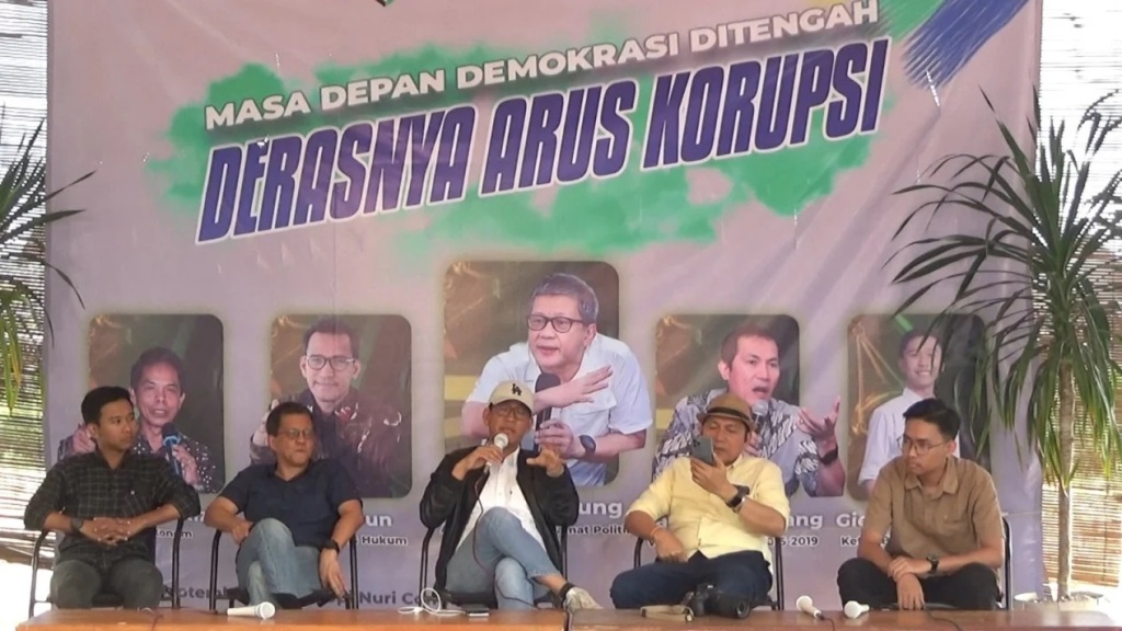 LEMPAR: Salah seorang massa melempar botol air mineral kepada  Rocky Gerung dan Refly Harun saat berdiskusi soal korupsi.