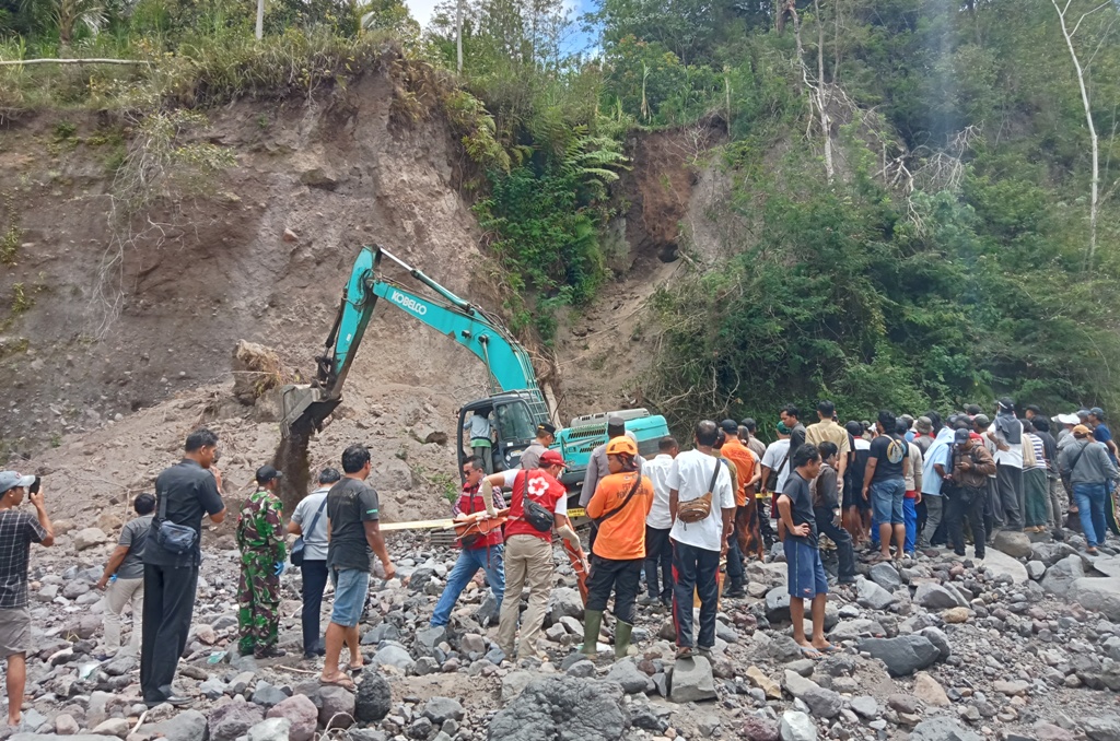 EVAKUASI: Proses evakuasi pencarian dua korban yang tertimbun longsor di Banjar Dinas Kemoning, Desa Bhuana Giri, Bebandem, Senin (11/9).