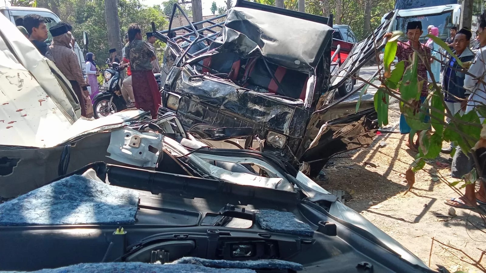 Tabrakan beruntun di Bangkalan, Jawa Timur akibatkan mobil ringsek, seorang meninggal dan lainnya luka-luka.