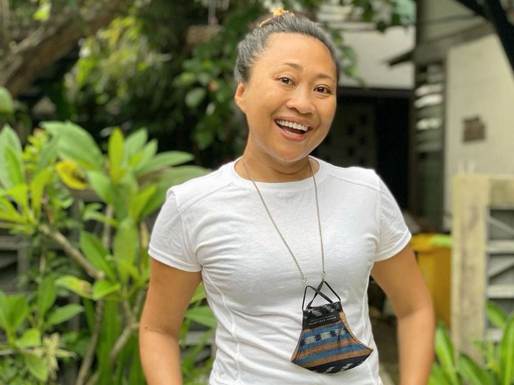 LAPOR: Aktivis Niluh Djelantik laporkan bule dan WNI wikwik di pekarangan rumah warga Bali ke polisi.