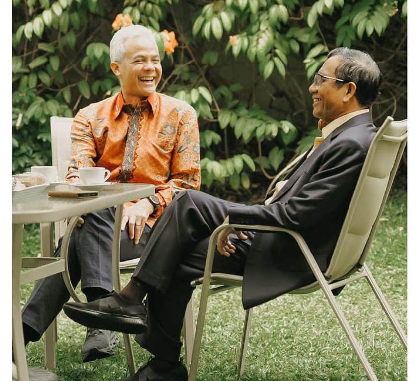 NGOPI BARENG: Momen akrab Ganjar dan Mahfud MD ngopi bareng. Warganet pasangkan di Pilpres 2024.