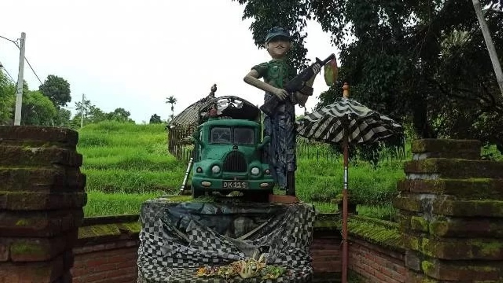 UNIK: Palinggih truk tentara di Pura Puseh, Desa Sangket, Buleleng, Bali