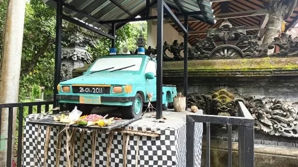UNIK: Pelinggih mibil pickup patrol di Pura Dalem Sangket.