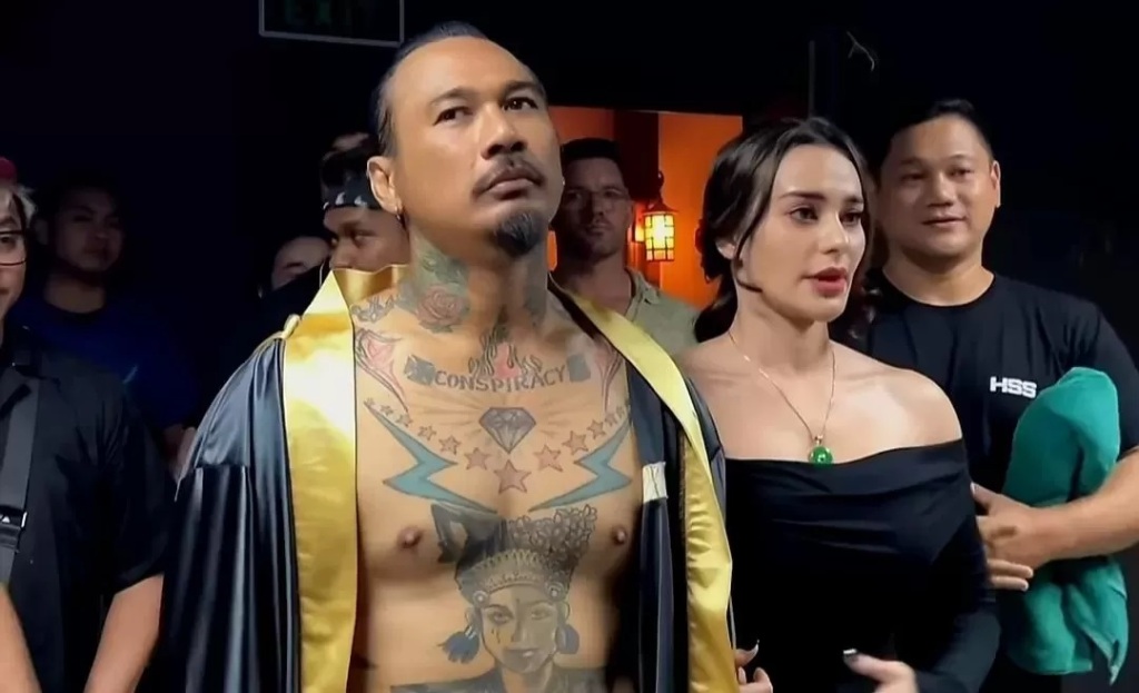 BANJIR DUKUNGAN: Jerinx didampingi Nora Alexandra di Holywings Sport Show. Meski kalah telak melawan Uus, Jerinx bajir dukungan dari fans.