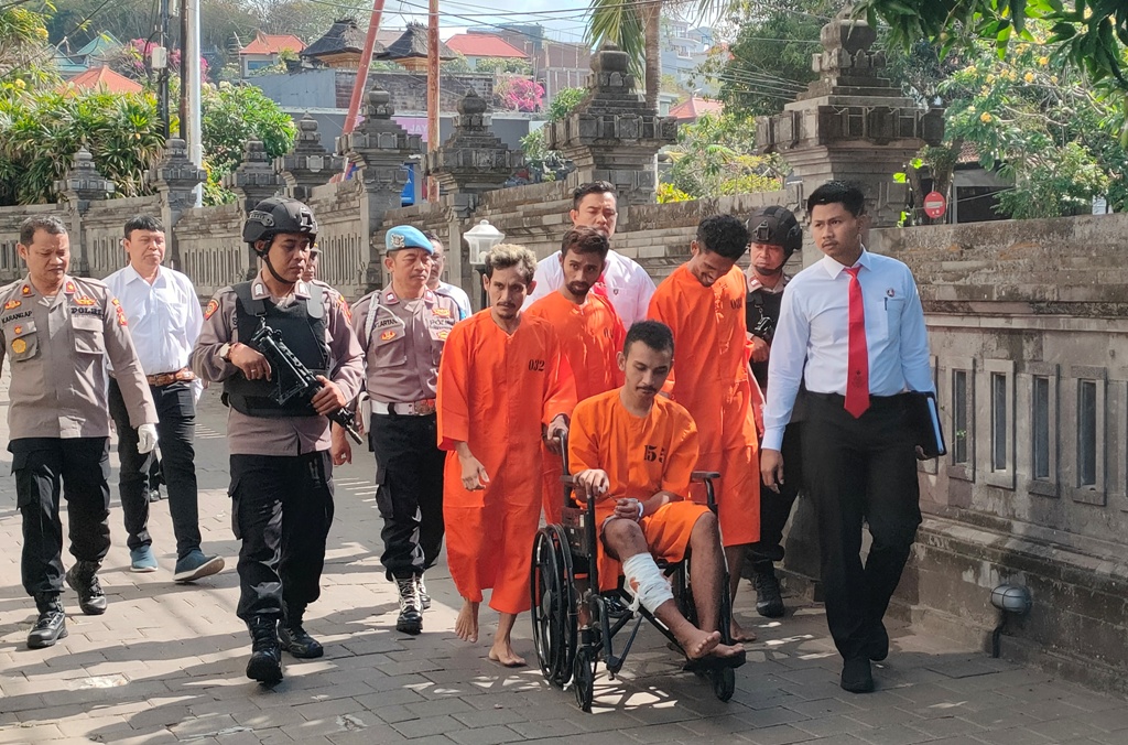 KOMPAK: Salah satu tersangka curanmor didor hingga naik kursi roda, didorong oleh rekan kejahatannya yang tetap kompak sampai masuk bui.