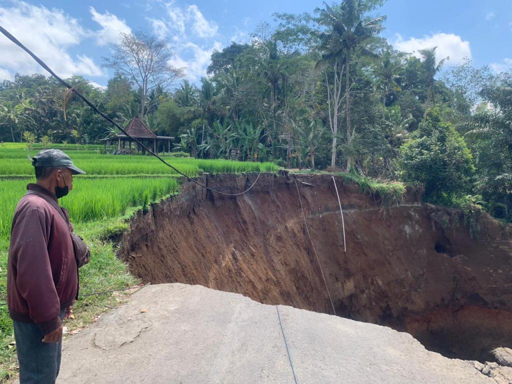 JALAN JEBOL DI BALI: Kondisi  Jalan Banjar Cebok menuju Desa Kedisan, Tegallalang dan Tampaksiring, Gianyar Bali amblas parah Selasa (12/9).