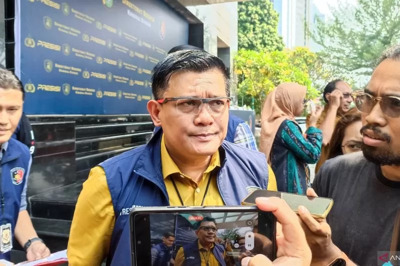 Dirkrimsus Polda Metro Jaya Kombes Pol Ade Safri Simanjuntak menegaskan akan memanggil paksa  Siskaeee dkk bila tak penuhi panggilan penyidik terkait produksi film dewasa.
