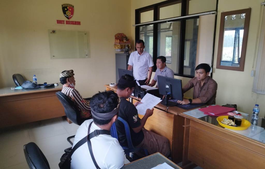 Dua pekerja fotografer DTW Tirta Empul beserta bendesa Manukaya dipriksa  Tim penyidik Polsek Tampaksiring Senin (11/9) terkait laporan mengintip yang disampaikan salah satu pengunjung.