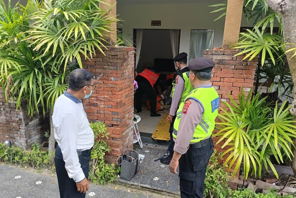WNA MENINGGAL DI BALI: Petugas mengevakuasi jenazah SAC ke RSUP Prof Ngoerah menggunakan ambulans BPBD Kota Denpasar.