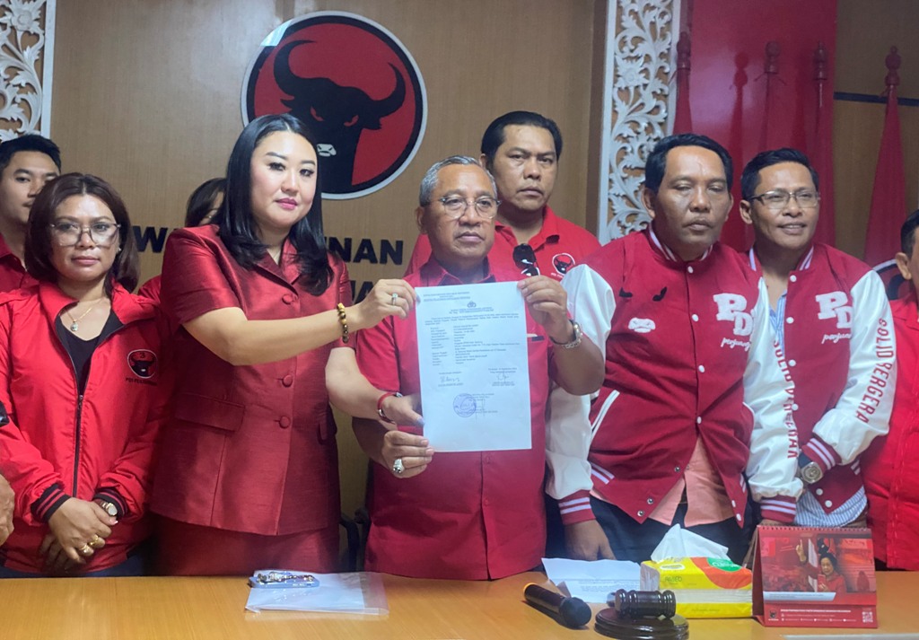Sekretaris DPC PDIP Putu Parwata didampingi Yayuk Agustin Lessy dan kader PDIP lainnya saat menunjukkan bukti pelaporan pencemaran nama baik, di Kantor DPC PDIP Badung, Selasa (12/9).